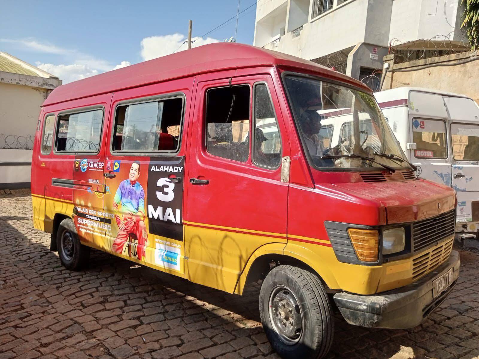 Habillage taxi-be pour le concert Samoela